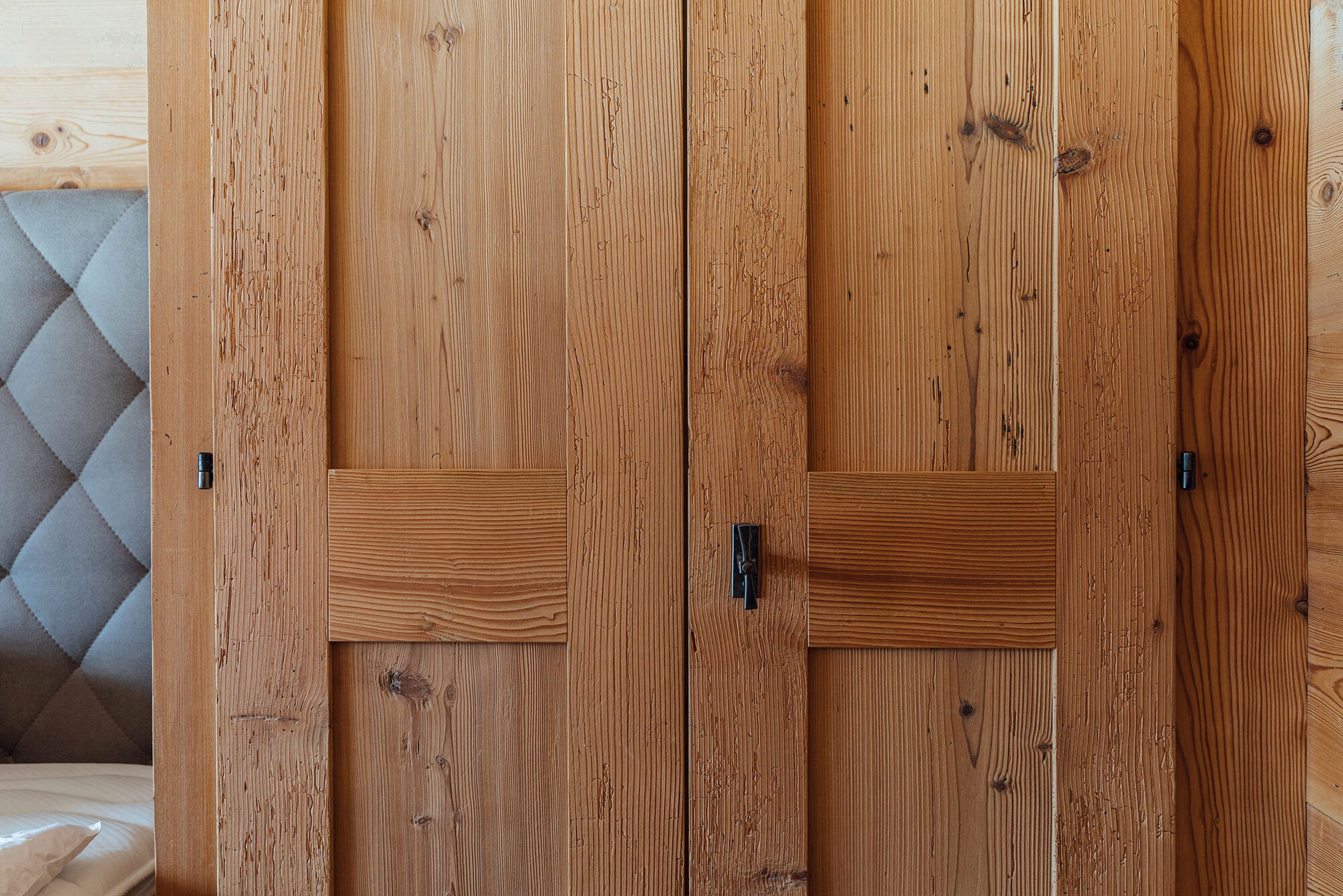 01-altholz-holzschrank-rustikal.jpg