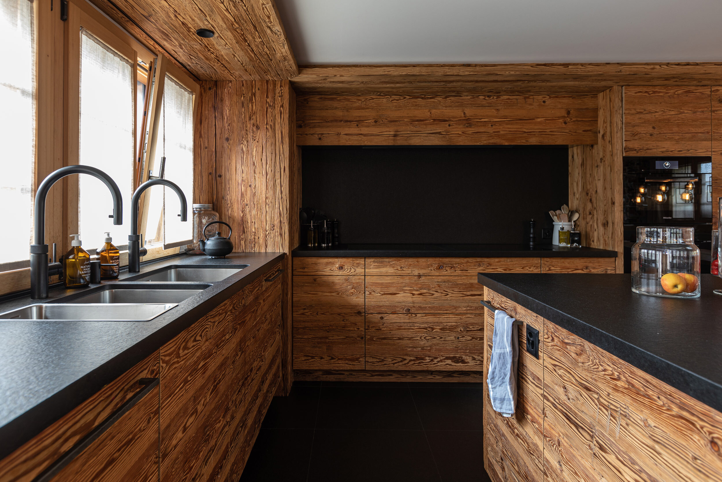 02-modern-kitchen-wood-stone.jpg