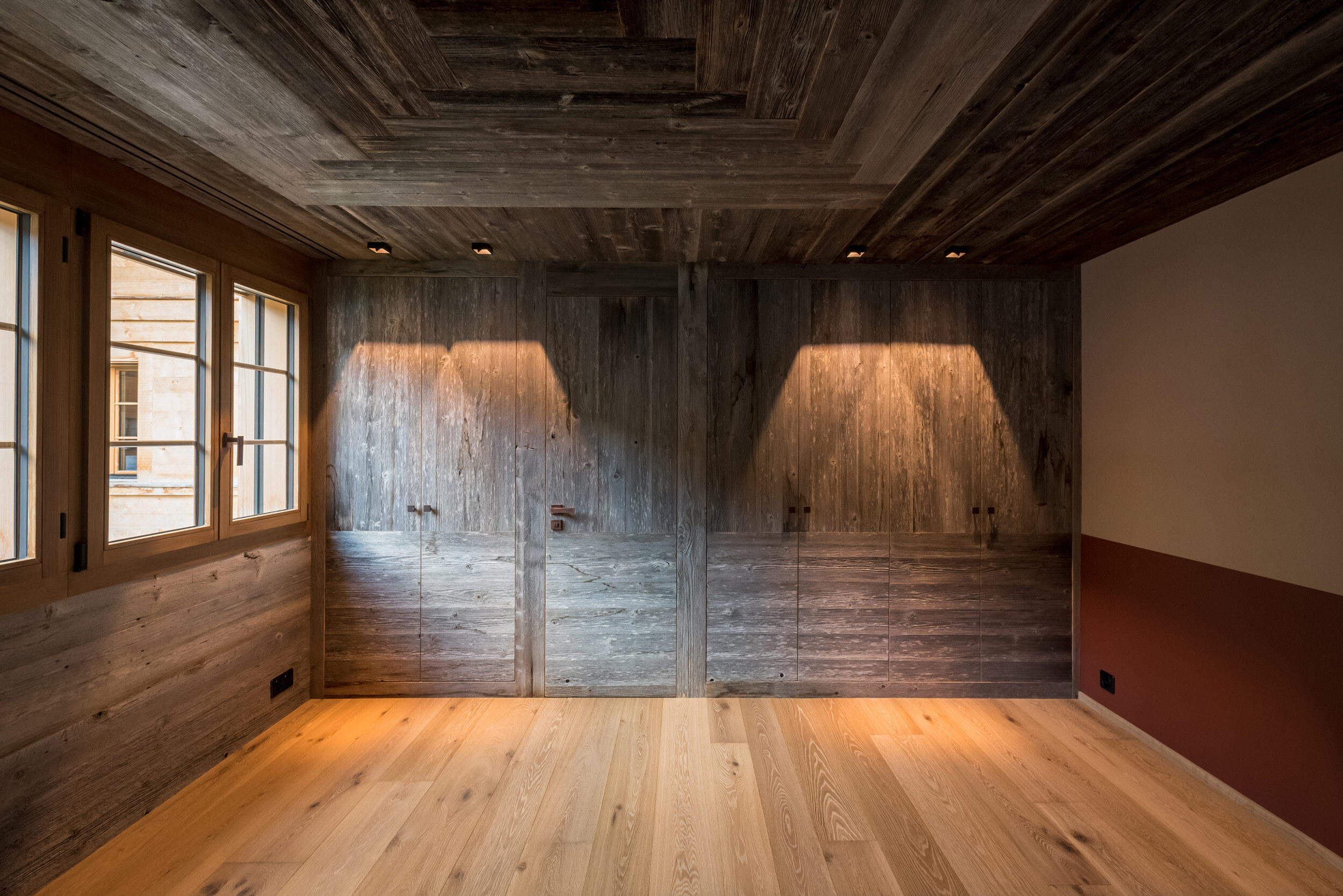 02-built-inclosets-oldwood.jpg